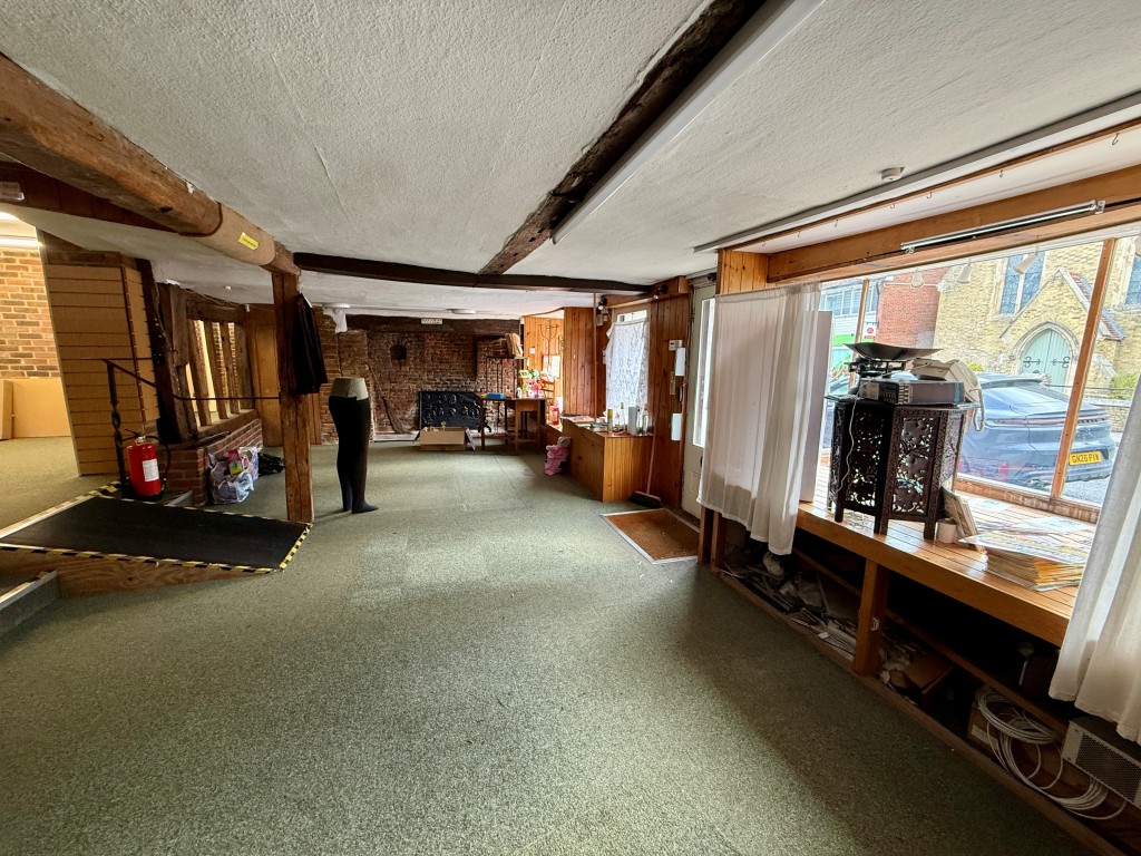 Lot: 27 - VACANT COMMERCIAL AND RESIDENTIAL PROPERTY - Shop floor with view onto high street